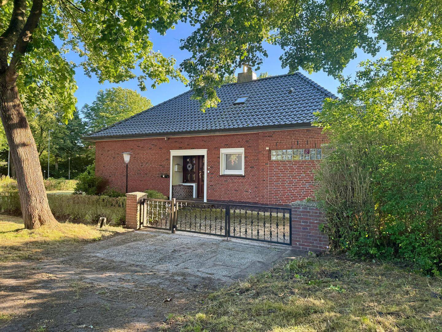 Modernisiertes Einfamilienhaus im Bungalowstil mit Doppelgarage in Rüstersiel, 26386 Wilhelmshaven