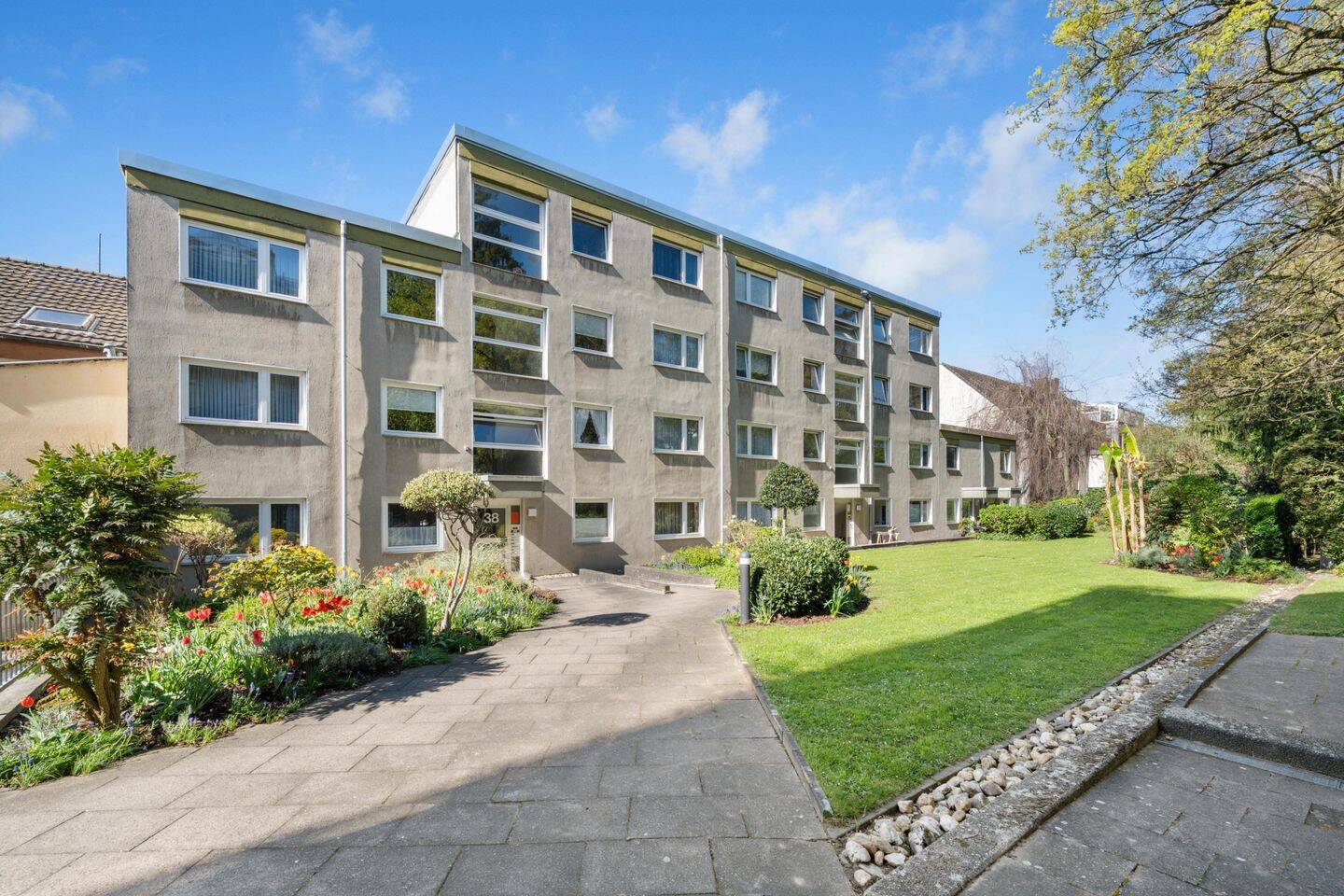 Sofort bezugsfrei: Helle 3-Zimmer-Wohnung mit Balkon, ca. 86 m² Wohnfläche und Duplex-Stellplatz, 40629 Düsseldorf (Gerresheim Grafenberg Hubbelrath Ludenberg Rath)