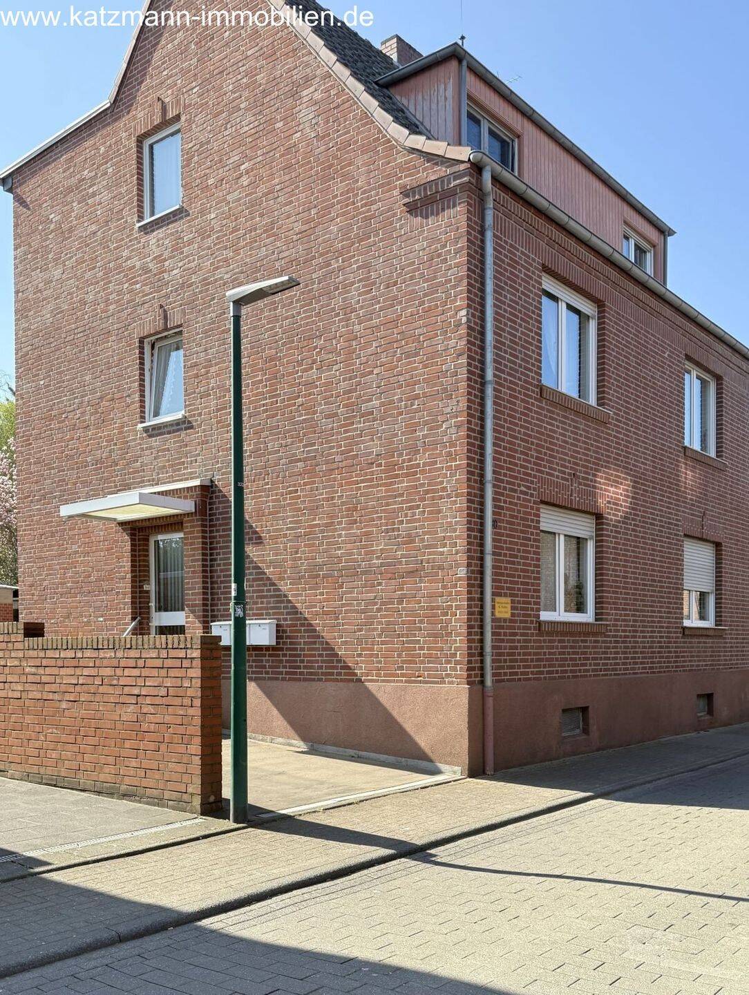 Mehrfamilienhaus + Garagen + 747 m² großes Grundstück zu verkaufen, 50354 Hürth