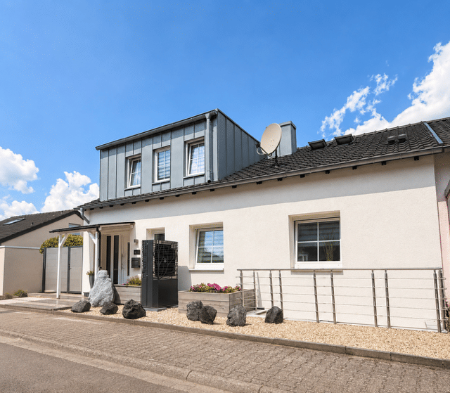 Wohnen auf höchstem Niveau – Einfamilienhaus mit Einliegerwohnung, Pool und Fernsicht in Waldrandlage, 66125 Saarbrücken