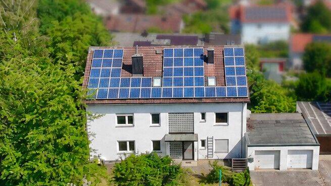 Raum für Ideen! Renovierungsbedürftiges Zweifamilienhaus auf großzügigem Grundstück!, 93138 Lappersdorf