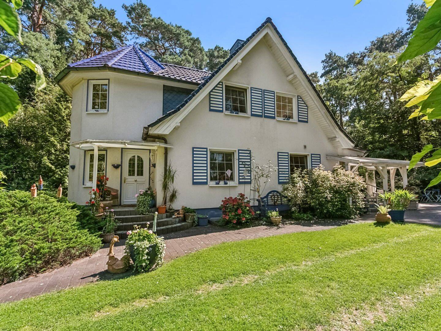 Bezugsfrei – Wunderschöne Villa in Seenähe in Bad Saarow mit großem Garten, Doppelgarage und Keller, 15526 Bad Saarow