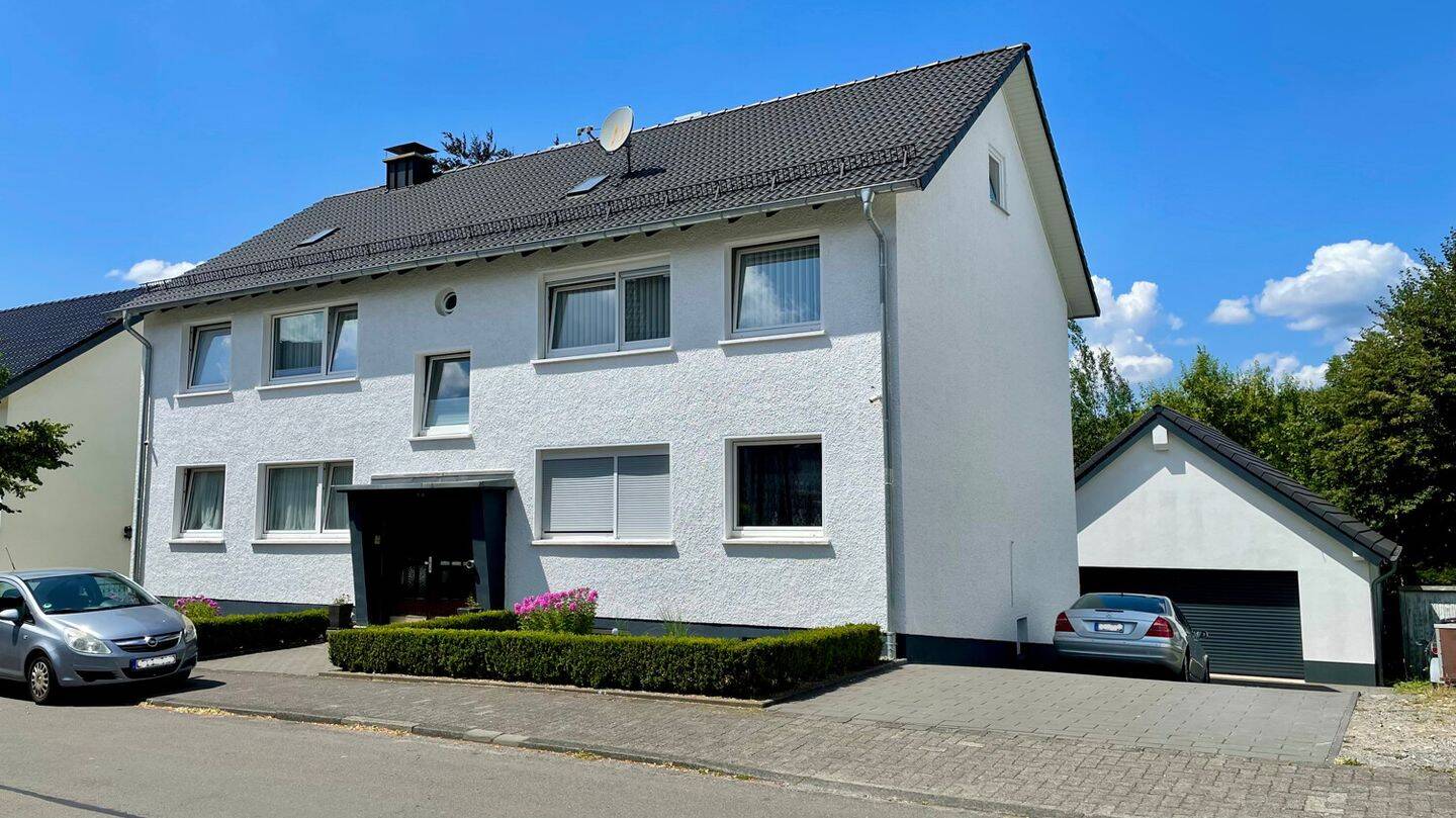 Großzügiges Mehrfamilienhaus mit überdachtem Balkon, Garten und neuer Doppelgarage, 57462 Olpe