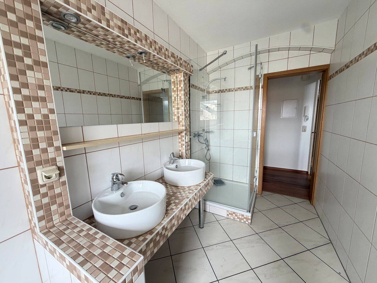 **frisch sanierte große 2 Zimmer Wohnung im 3. OG mit Gäste WC * zentrumsnah**, 8523 Plauen
