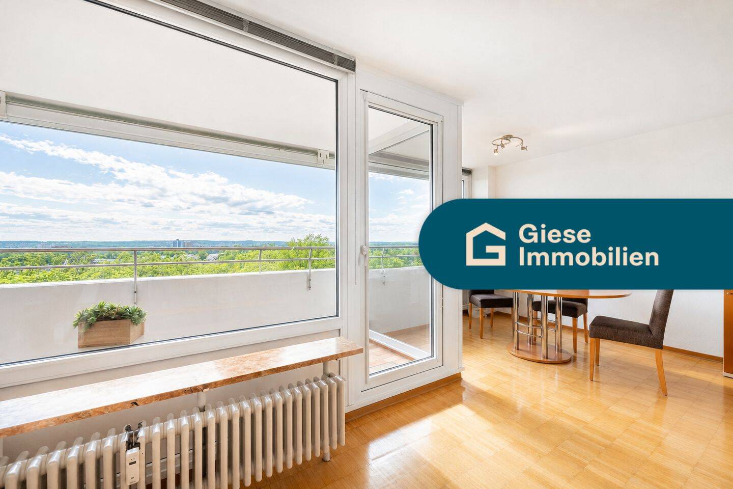 Hoch hinaus: Stilvolle Wohnung mit Fernsicht, 70599 Stuttgart