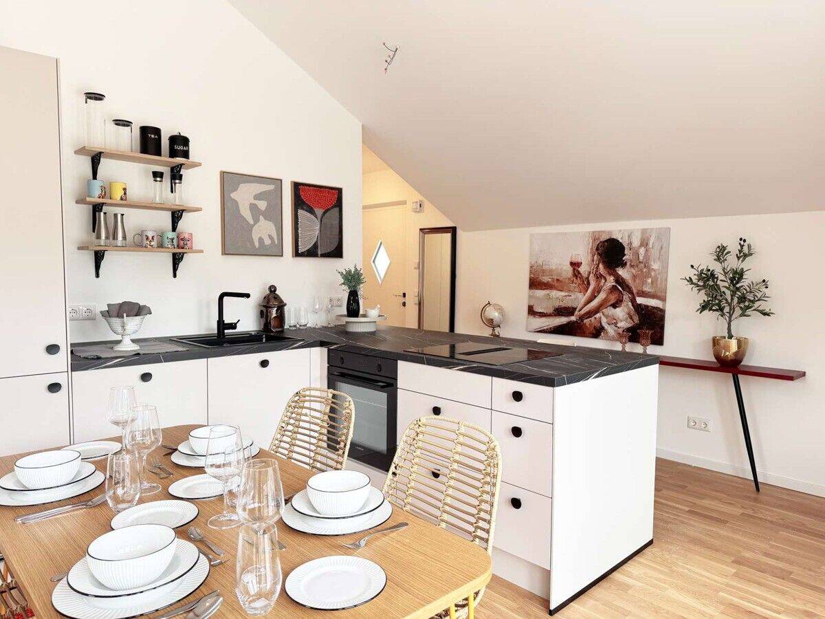 Möblierte 2-Zimmer-Wohnung mit Dachterrasse in Rosenheim, 83026 Rosenheim (Aising Happing Pang Süd)