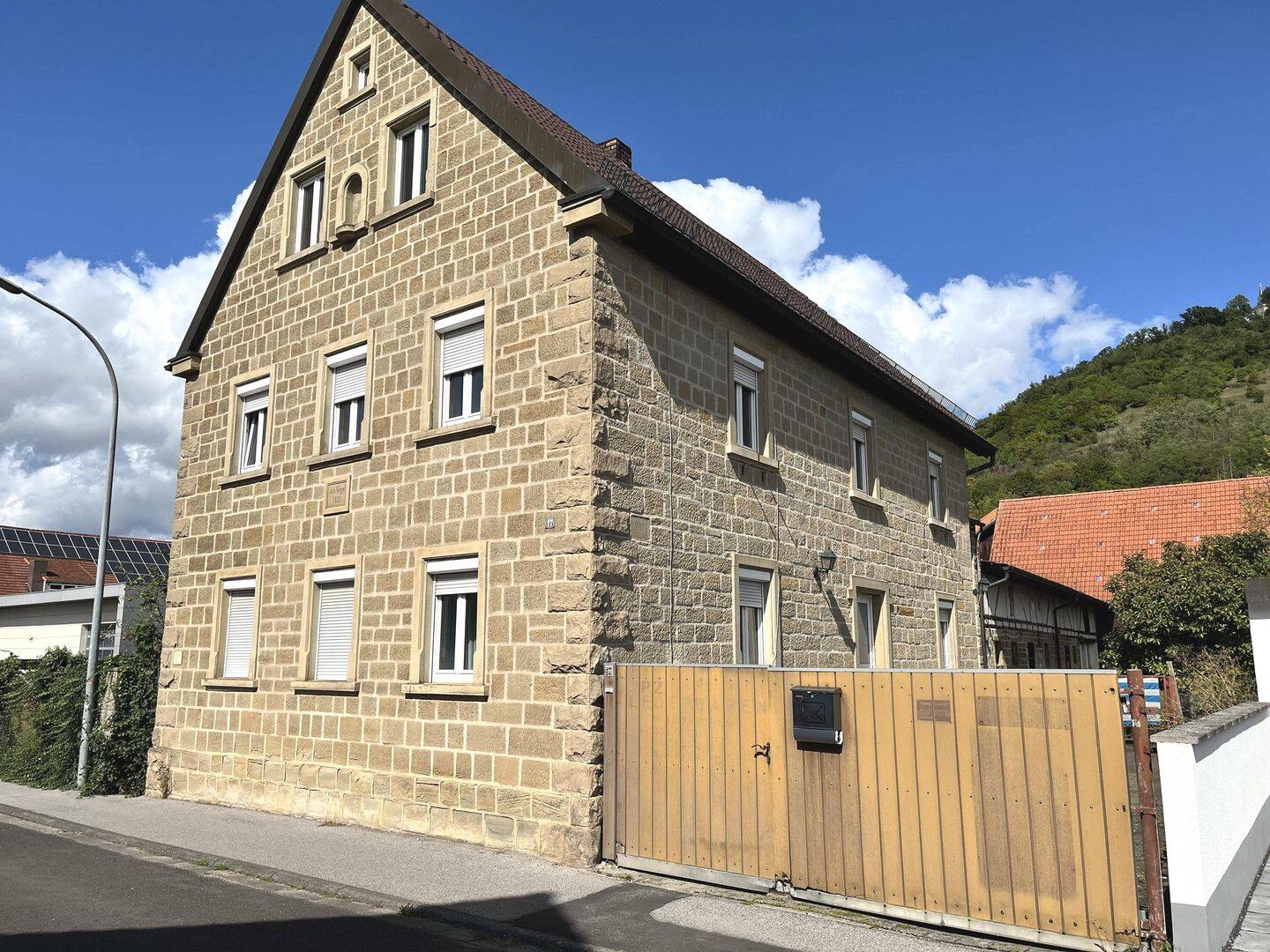 Viel Platz & viele Möglichkeiten… sonnig gelegenes Sandsteinhaus mit mehreren Nebengebäuden und Innenhof, Grund 749m², 97475 Zeil a. Main (Zeil)