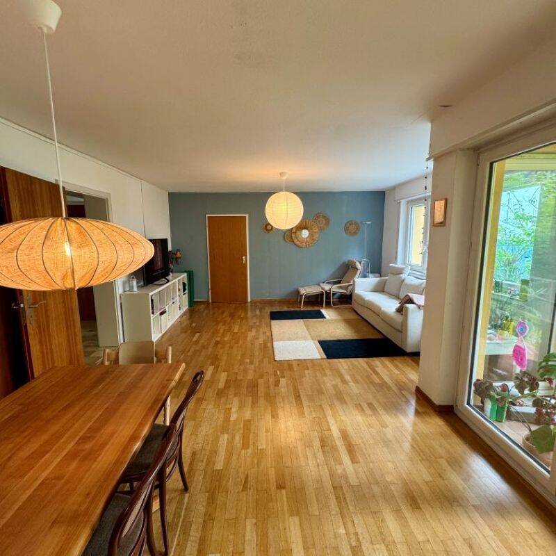 Familienfreundliche, helle, modernisierte 4-Zimmer-Wohnung mit Terrasse, Balkonen und EBK, 70599 Stuttgart