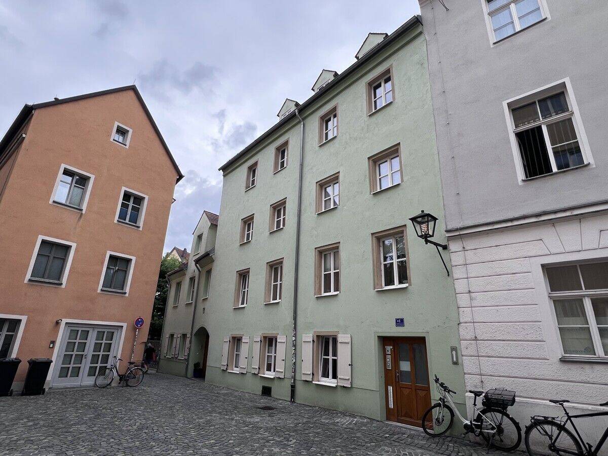 Charmante 3-Zimmer-Wohnung in denkmalgeschütztem Altstadthaus mit Balkon und Domblick, 93047 Regensburg (Innenstadt Kasernenviertel Ostenviertel Westenviertel)