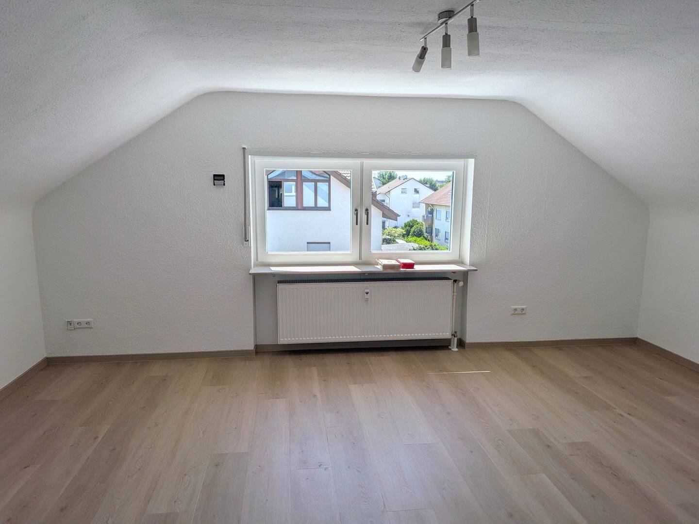 Helle frisch renovierte 2-Zimmer-DG-Wohnung in zentraler Lage von Leimen an Einzelperson ab 01.08.2026 zu vermieten, 69181 Leimen
