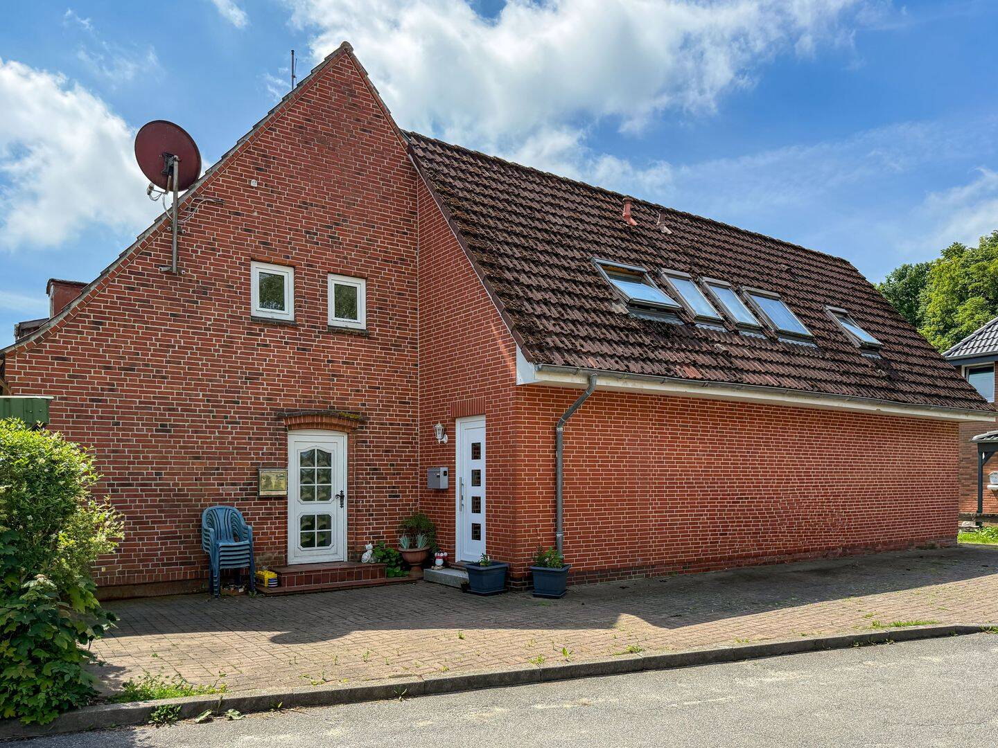 Vermietetes Zweifamilienhaus in zentraler Lage – Bahnhof, Innenstadt und Hafen fußläufig erreichbar, 25832 Tönning