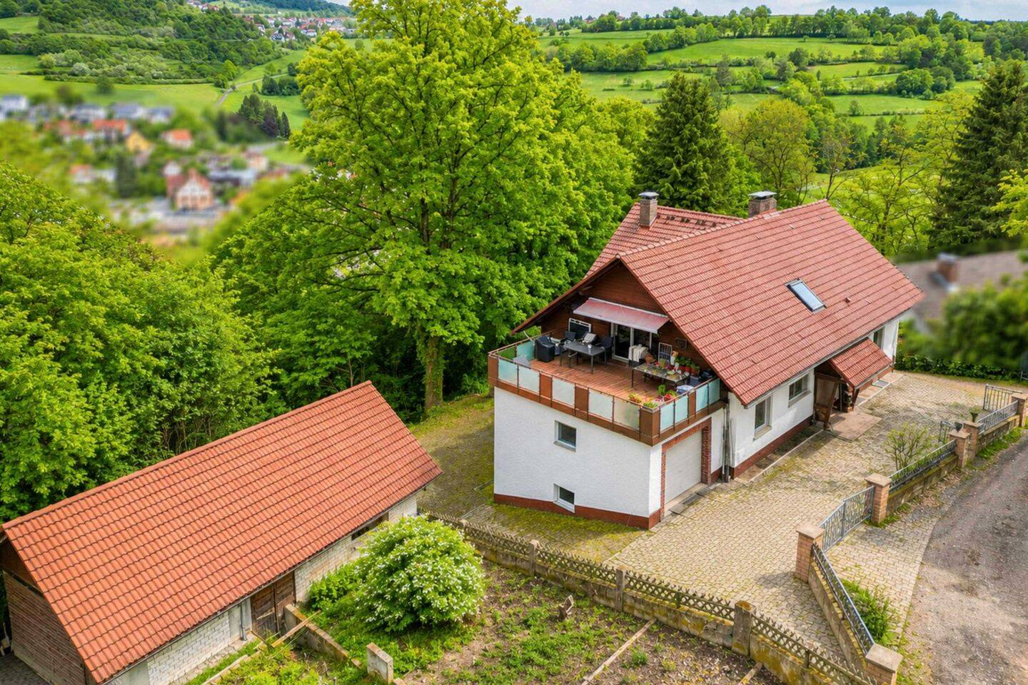 Zweifamilienhaus mit ca. 317 m² Wohn-/Nutzfläche, Werkstatt und 2.120 m² Grundstück, 36391 Sinntal