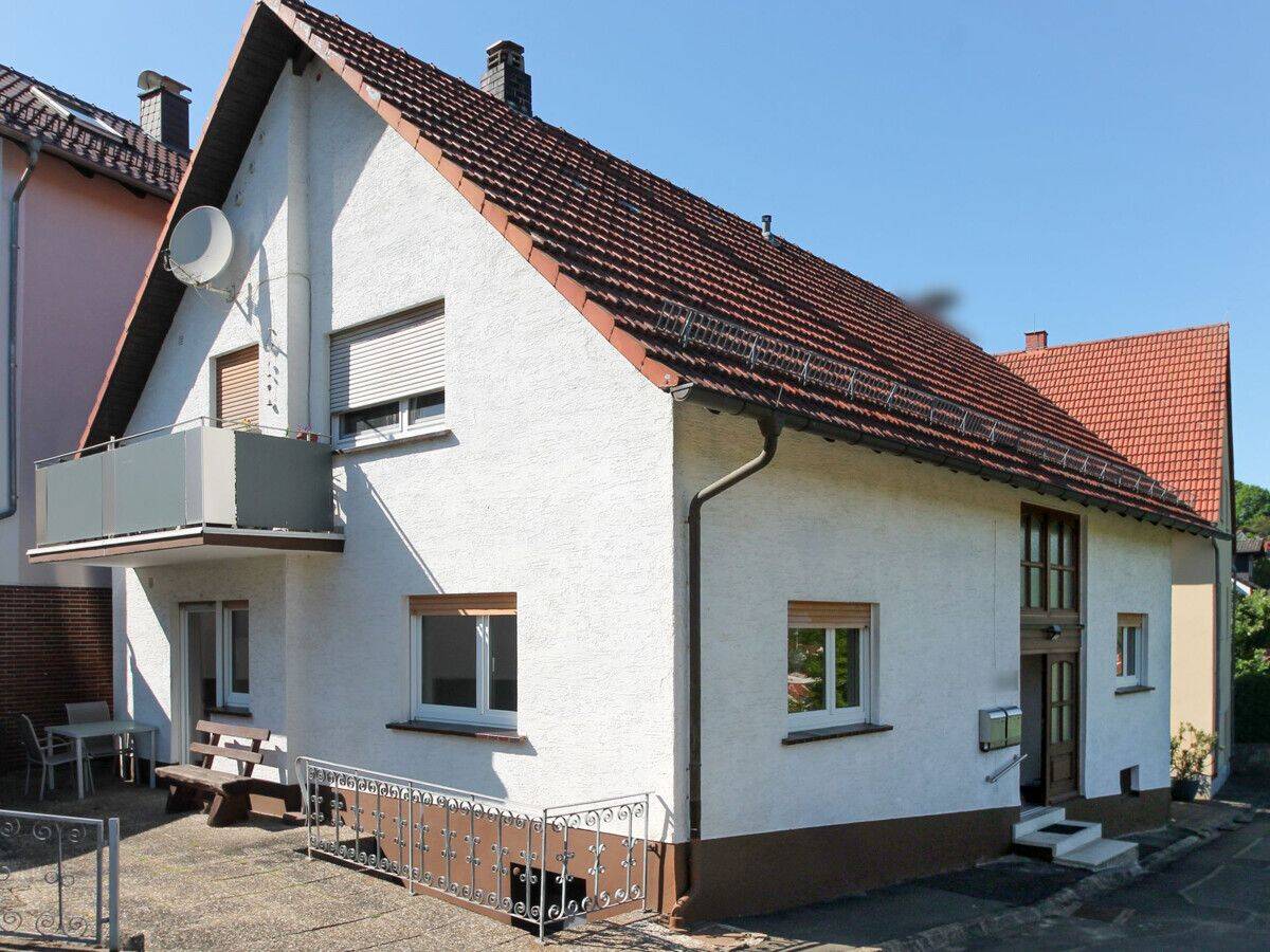 Zweifamilienhaus mit solider Mieterstruktur und Entwicklungspotenzial in Sinntal-Mottgers, 36391 Sinntal