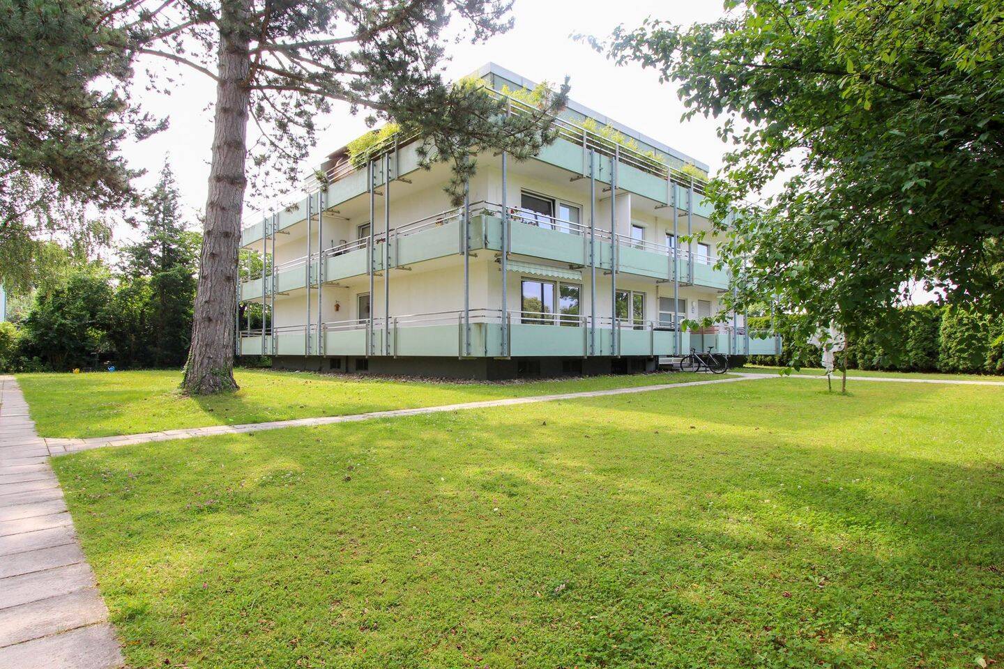 2,5-Zimmer-Wohnung mit großem Balkon und Blick ins Grüne, 80937 München (Milbertshofen-Am Hart)
