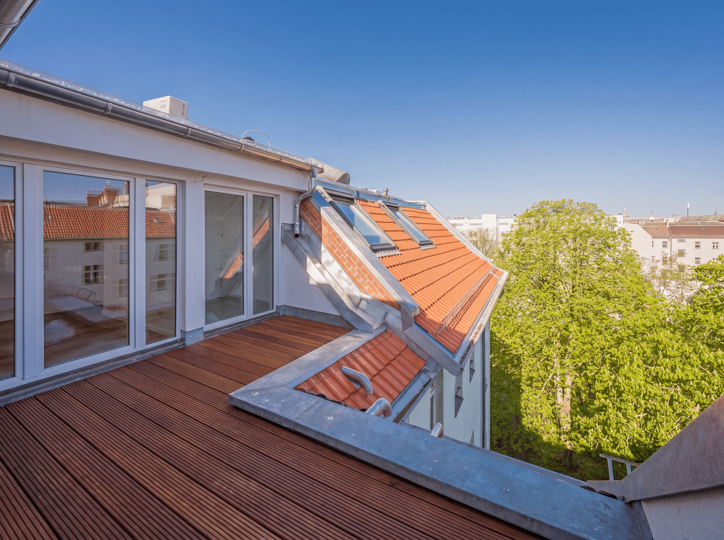 Erstbezug von klimatisierter 4-Zimmer-Dachgeschosswohnung mit Ost- und Westterrasse in Kiezlage, 10247 Berlin (Friedrichshain-Kreuzberg Friedrichshain Prenzlauer Berg)