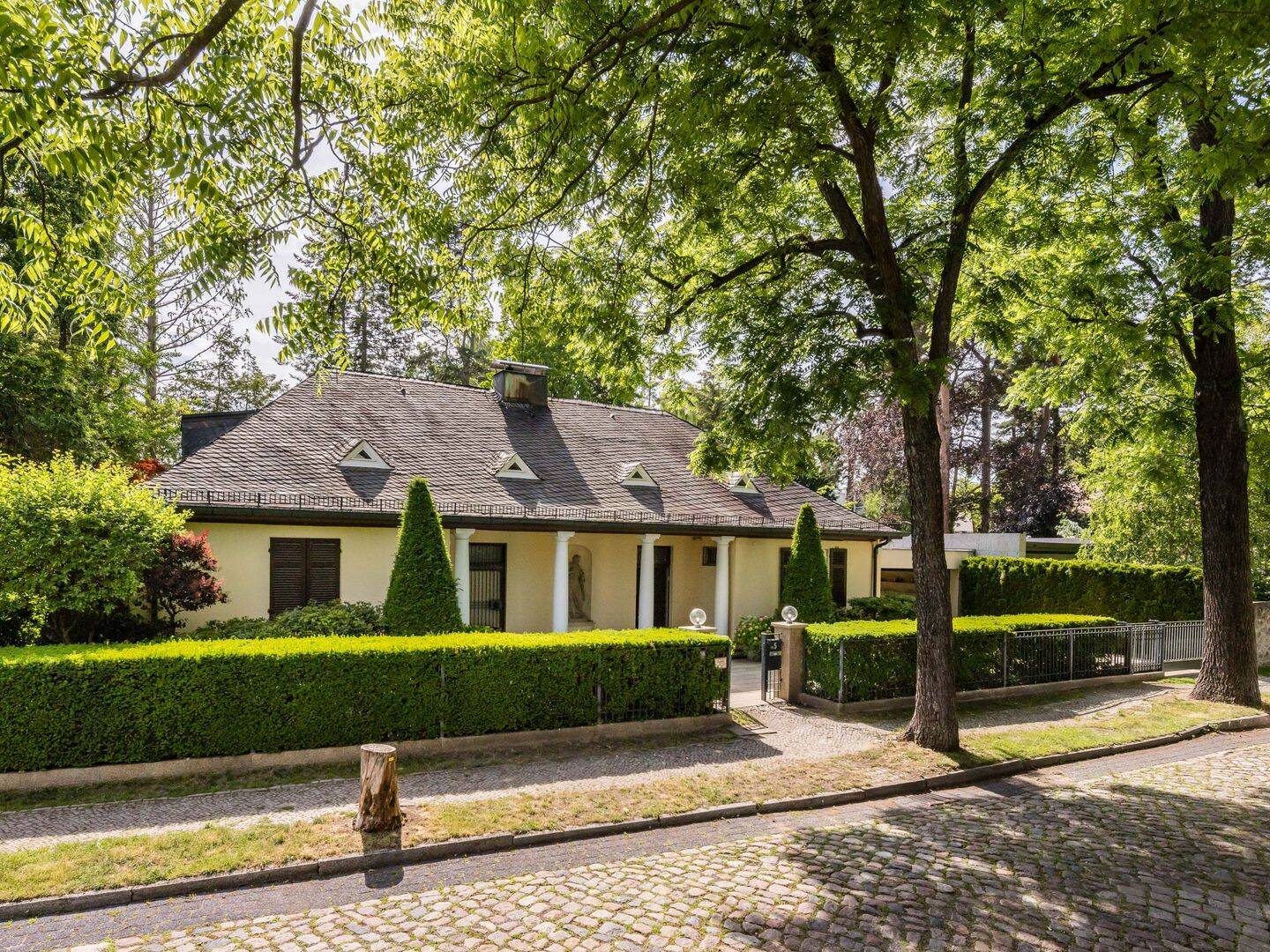 Architektenvilla mit außergewöhnlichem Grundstück in Toplage Berlin-Dahlem, 14195 Berlin (Steglitz-Zehlendorf)