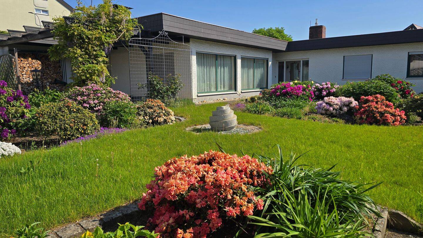 Gepflegter Bungalow (Baujahr 1974) mit großem Garten, ausgebautem Keller und vielseitigen Nutzungsmöglichkeiten in Gochsheim, 97469 Gochsheim