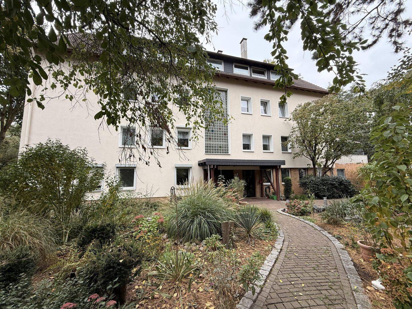 Schicke Dachgeschosswohnung in offener Bauweise mit 2 Zimmern und offener Küche in Hannover-Ahlem, 30453 Hannover