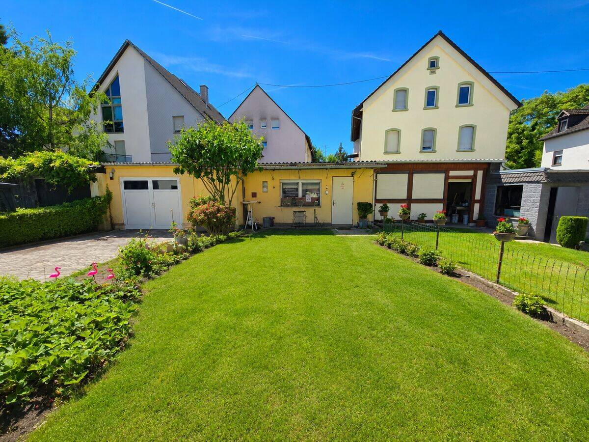 Charmante und sanierte Doppelhaushälfte mit Hinterhaus in guter Lage von Frankfurt-Sossenheim, 65936 Frankfurt am Main (Nied Sossenheim)