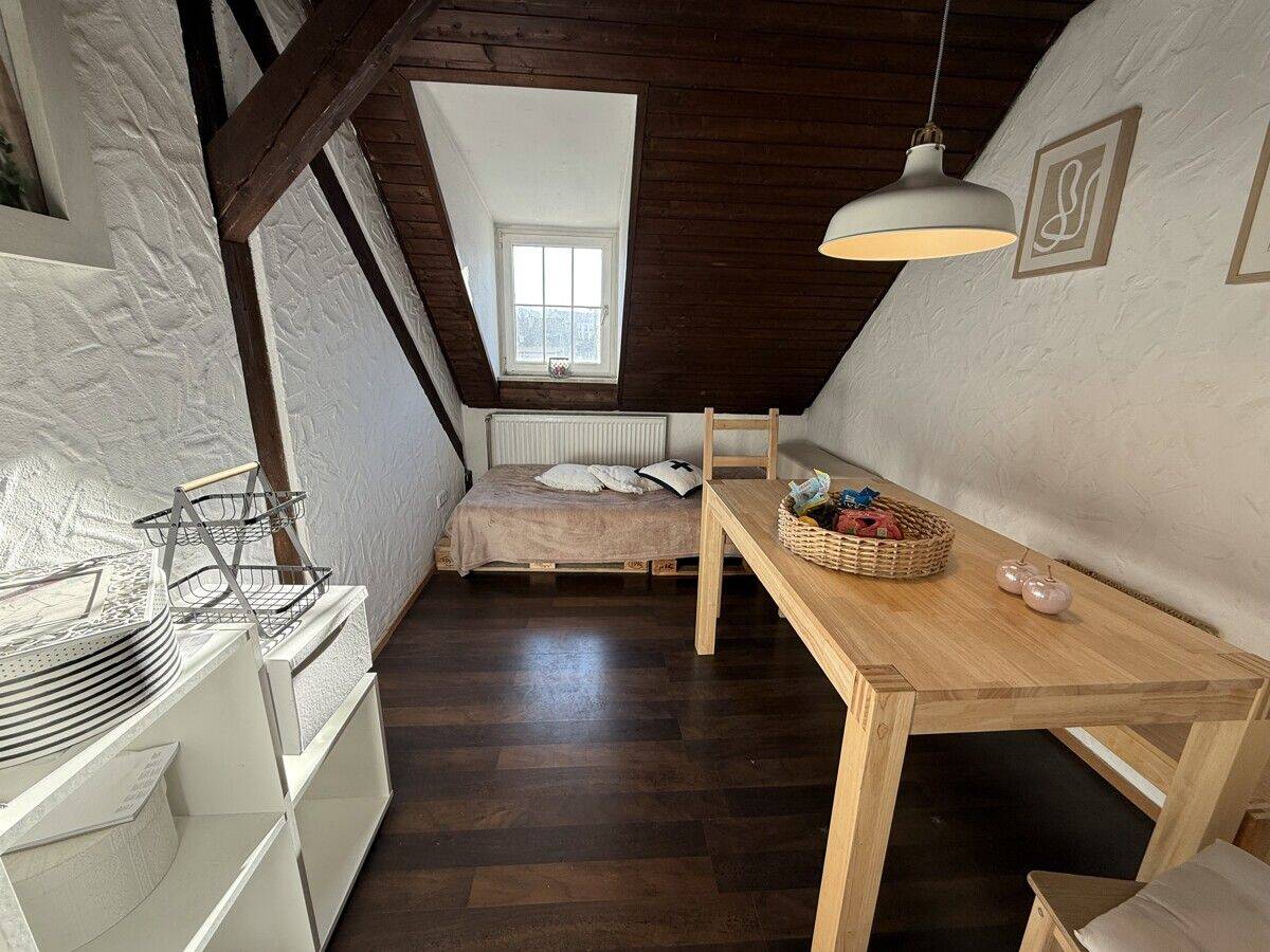 Liebevoll gestaltete Dachgeschosswohnung mit Einbauküche und Altbauflair, 87435 Kempten (Allgäu) (Adelharz Eich Kempten Rothkreuz Steufzgen)