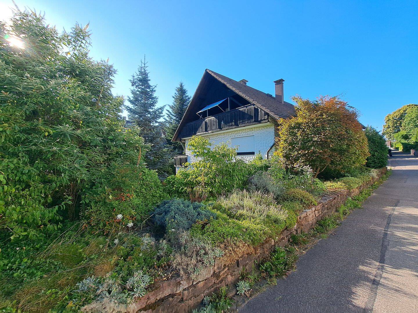 Idyllisch am Bach und Ortsrand gelegen: Freist., großes 1-Fam.-Haus mit ELW in Malsch, 76316 Malsch