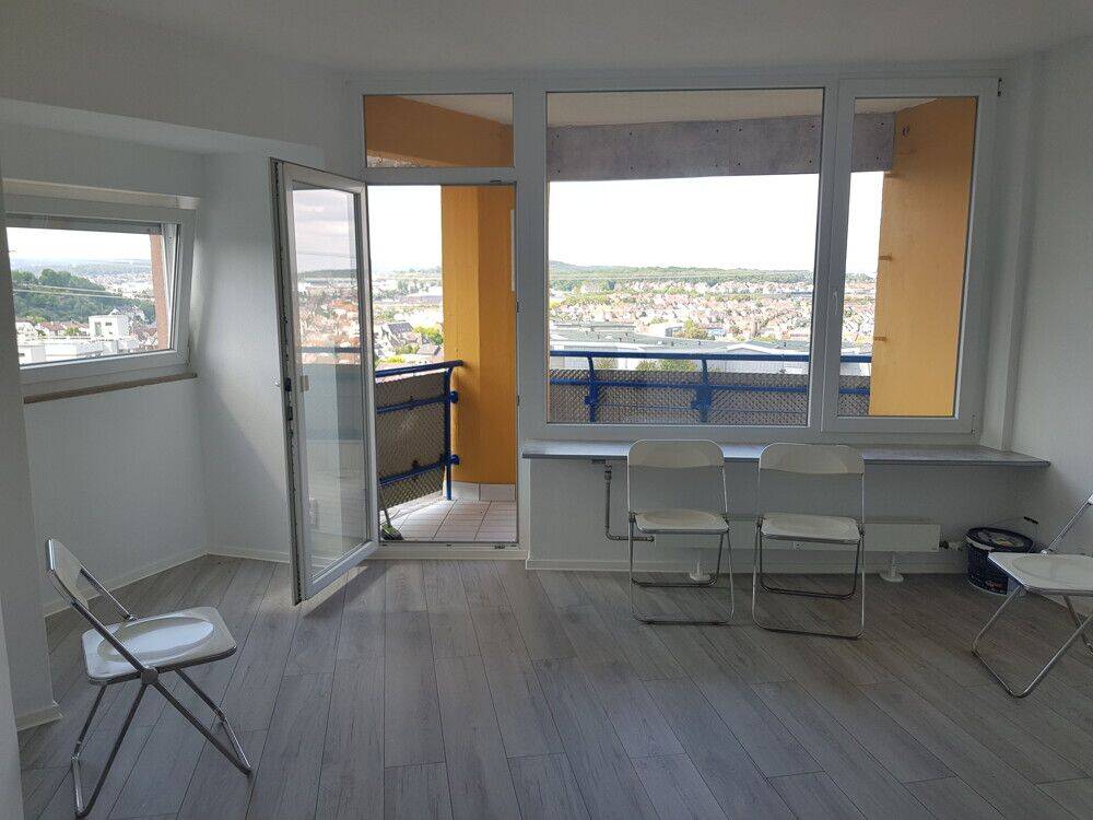 Traumhafte Aussicht: frisch renovierte 2-Zimmer-Wohnung mit Balkon im “Romeo & Julia”-Ensemble!, 70437 Stuttgart (Freiberg Mönchfeld Rot Zazenhausen Zuffenhausen)