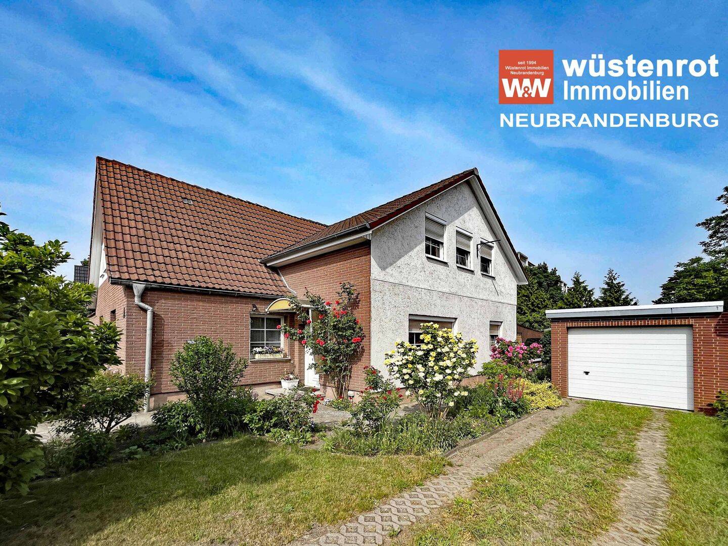 GROSSES WOHNHAUS MIT NEUER HEIZUNG + EINBAUKÜCHEN + KAMIN + GROSSEM GARTEN + GARAGEN, 17034 Neubrandenburg