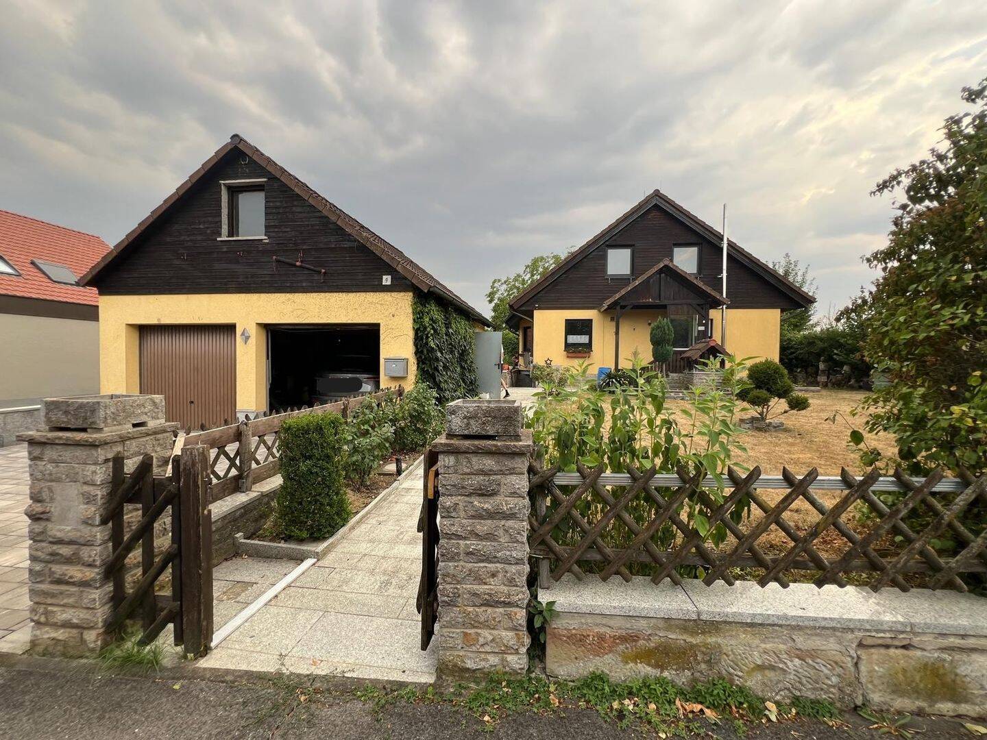 Charmantes Einfamilienhaus mit großzügigem Grundstück, Garten, Doppelgarage & Einzelgarage, 97346 Iphofen