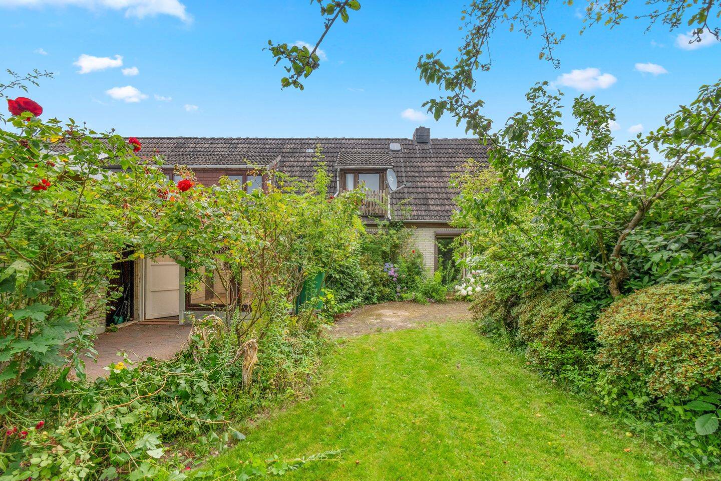 Sanierungsbedürftige Doppelhaushälfte mit traumhaftem Gartengrundstück und Garage, 22417 Hamburg (Hamburg-Nord Hummelsbüttel Langenhorn)