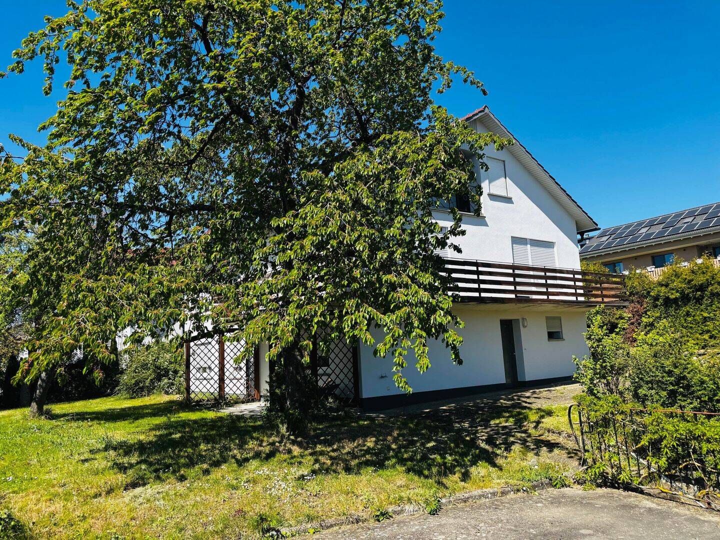 Top-Lage! Ruhig, sonnig und viel Grün umgebenes Haus mit Einliegerwohnung, Doppelgarage und Garten, Wfl. 180m², Grund 868m², 97437 Haßfurt