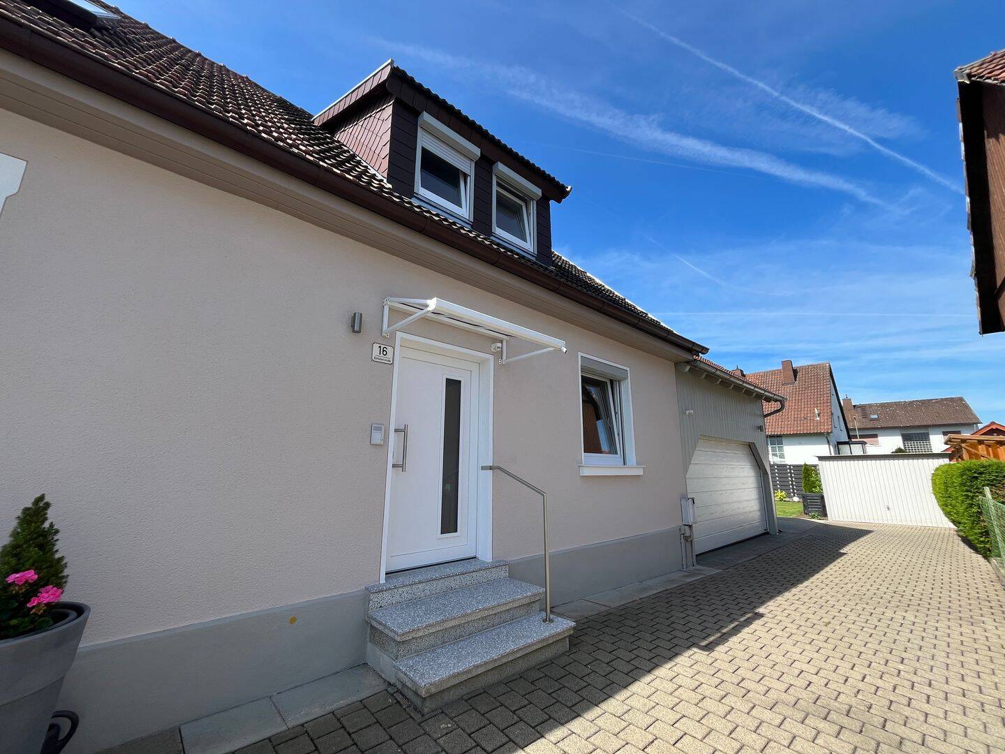 Frisch renovierte Doppelhaushälfte mit neuer Einbauküche und kleinem Garten!, 96237 Ebersdorf b. Coburg