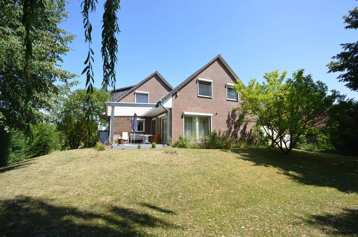 Großzügiges Ein-Zweifamilienhaus mit Garage und Carport in Bockenem, 31167 Bockenem