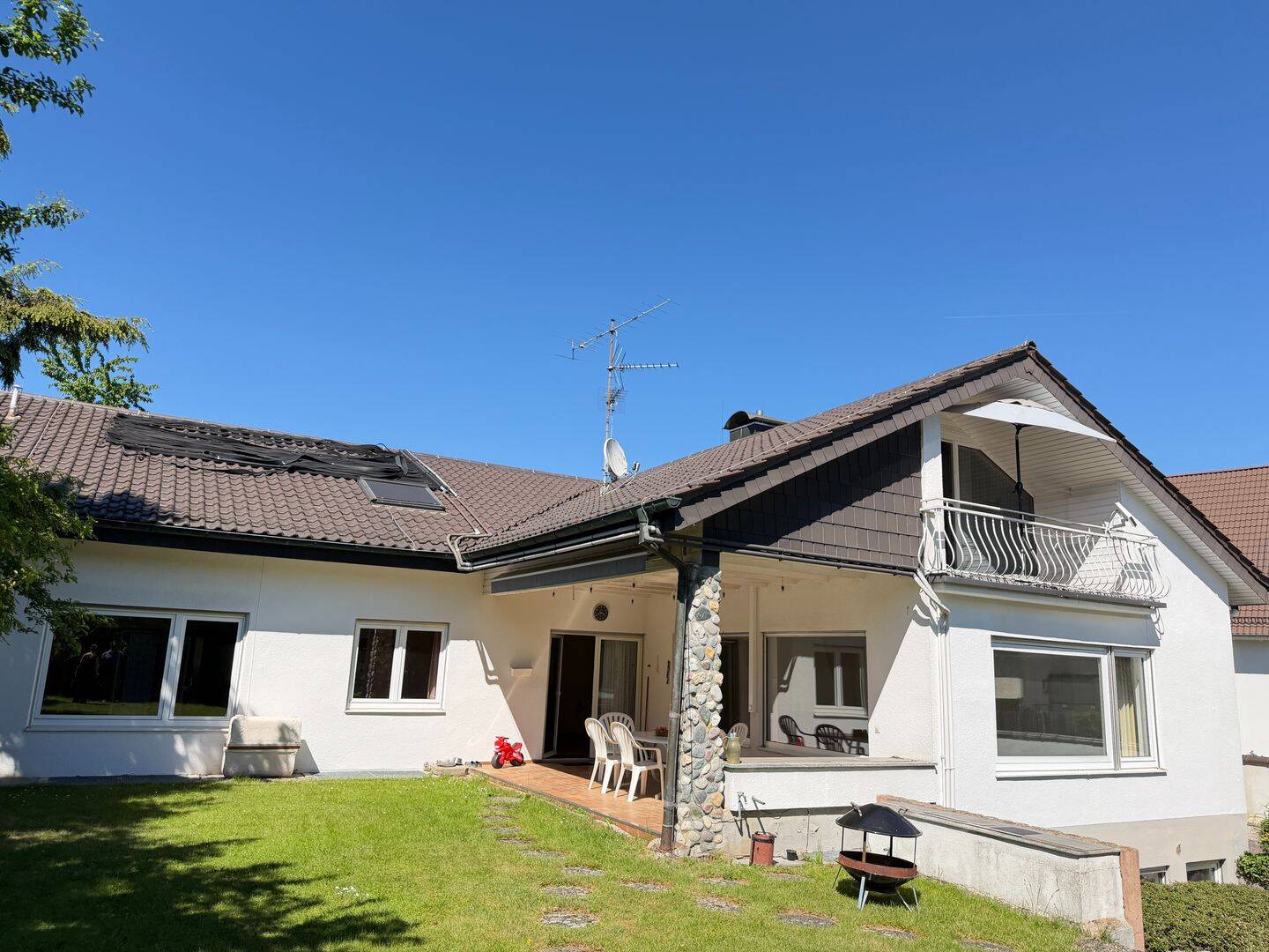 Sehr besonderes Zweifamilienhaus mit Pool, Sauna und traumhaftem Garten, 88326 Aulendorf