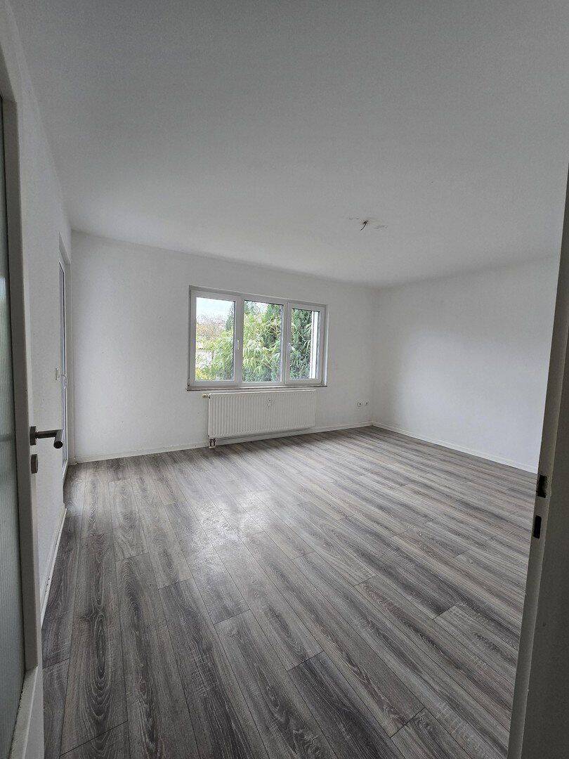 Schön geschnittene 2 Zimmer Wohnung mit Balkon, 52351 Düren