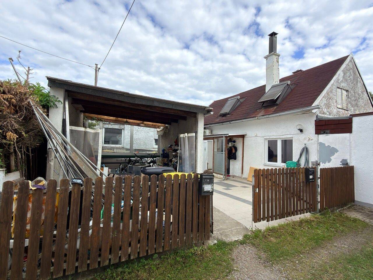Vermietetes Zweifamilienhaus mit Grundstück und viel Potenzial, 86356 Neusäß