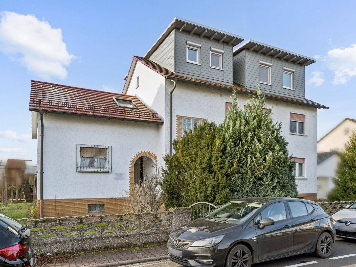 Viel Raum für Ideen – flexibel gestaltbares Mehrfamilienhaus mit Ausbaupotenzial in Bruchköbel, 63486 Bruchköbel