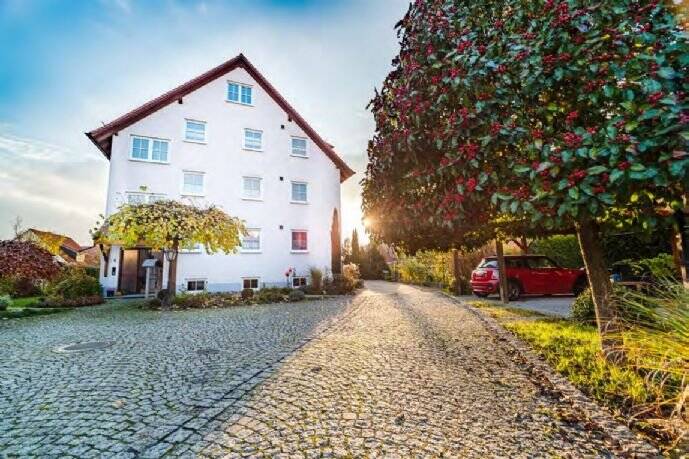 5 Zimmer-Wohnung mit Balkon, Gartenanteil und Kachelofen im 2. OG über zwei Ebenen, 91353 Hausen
