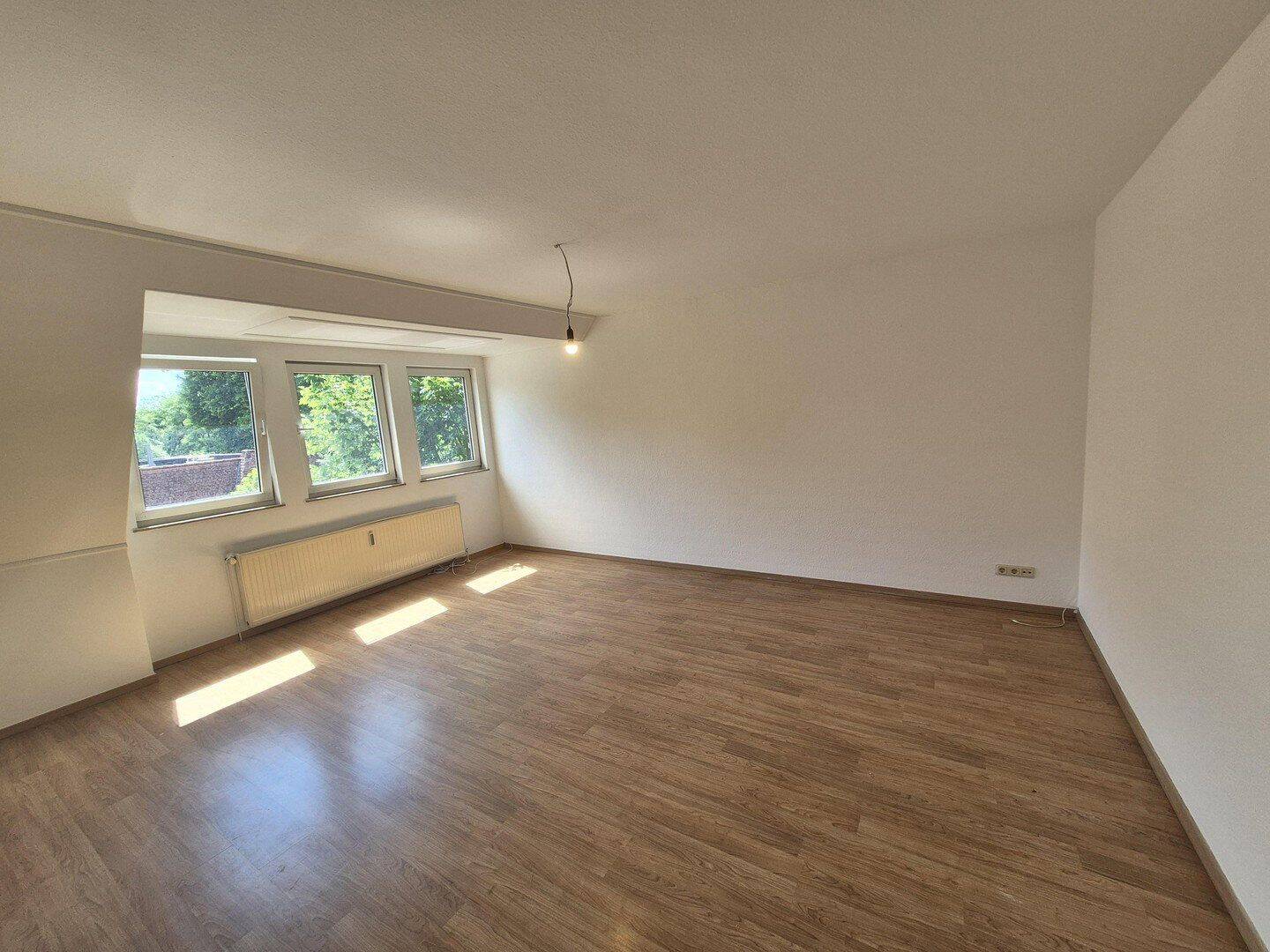 2-Zi.-DG-Wohnung, frisch renoviert – 11 min. mit dem Auto zum Bahnhof Buxtehude, 21647 Moisburg