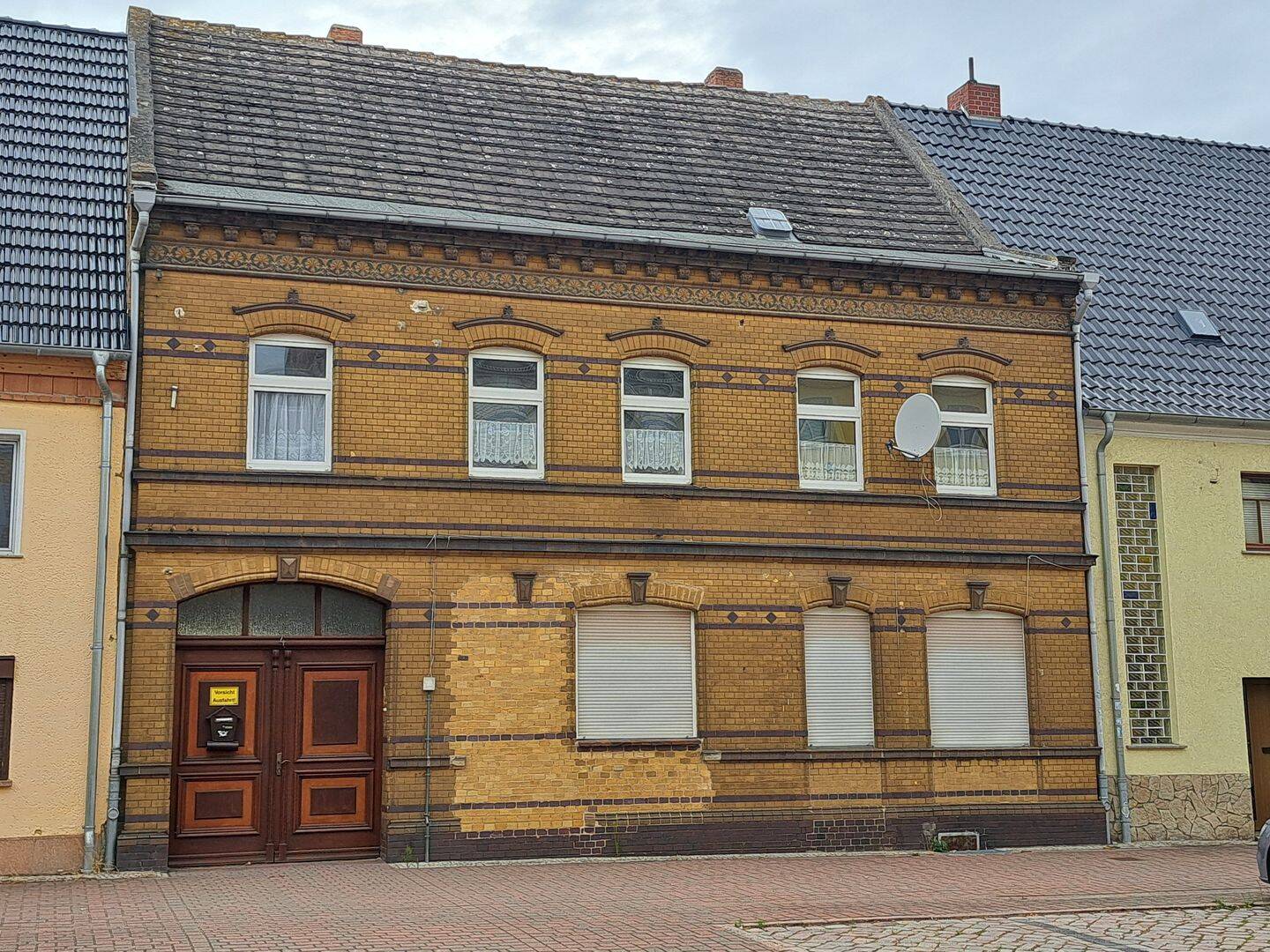 Reihenmittelhaus mit Nutzungsmöglichkeit als Einfamilienhaus oder Zweifamilienhaus in Aken zu verkaufen Preis 40.000 € Verhandlungsbasis, 6385 Aken (Elbe)