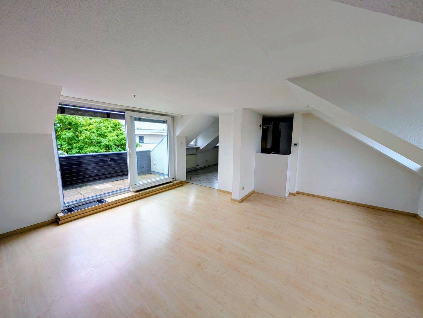 Attraktive, helle 3 Zimmer-DG Wohnung, 88qm, in Kleinreuth b. Schweinau, von privat, 90431 Nürnberg