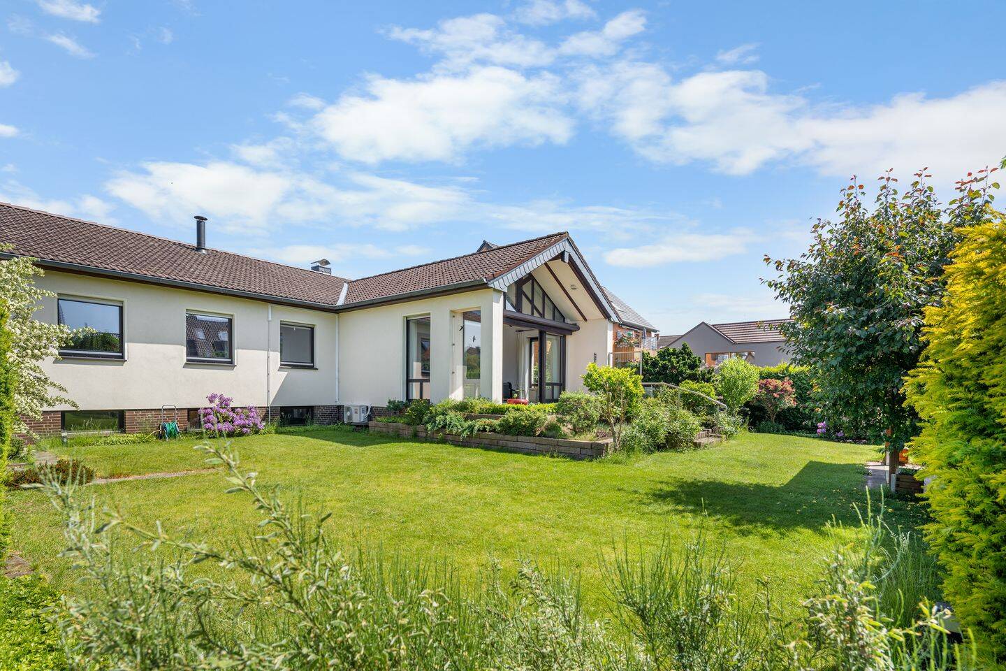 Einfamilienhaus mit Charakter: Großzügiges Wohnen, Doppelgarage und liebevoll angelegter Garten, 30916 Isernhagen