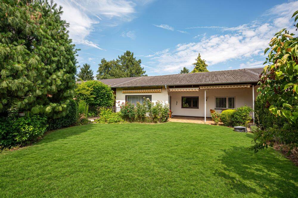 Gepflegter Satteldachbungalow mit Flächenplus auf einem idyllischen Grundstück in ruhiger Wohnlage, 55127 Mainz (Drais Lerchenberg Marienborn)