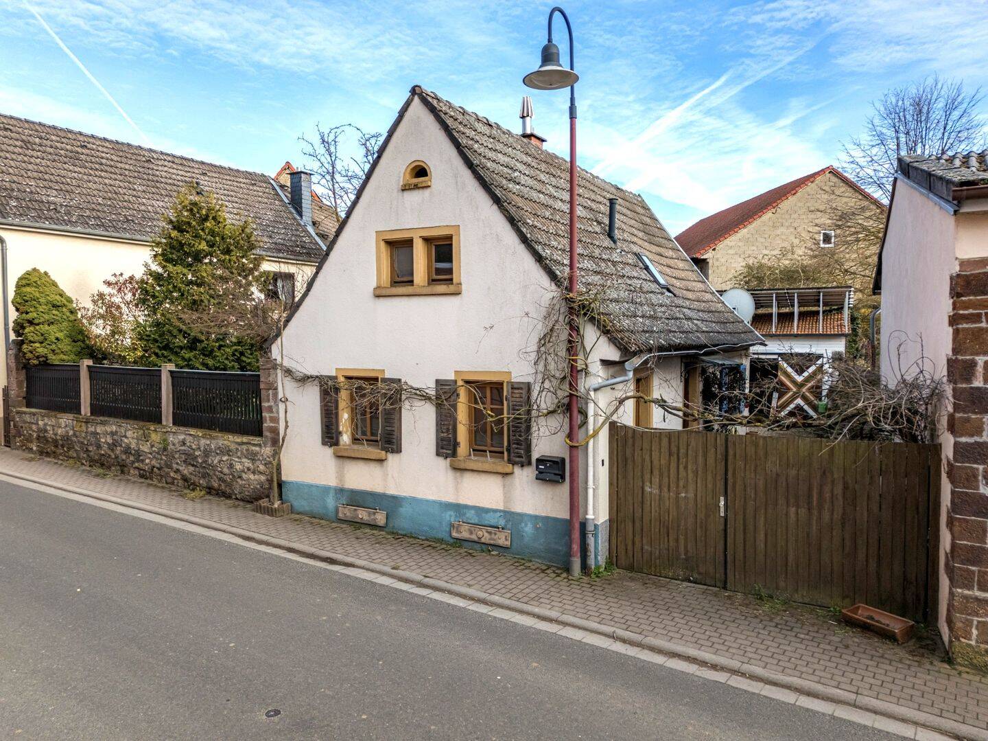 Charmantes EFH mit Innenhof und Potenzial in ruhiger Lage von Biedesheim, 67308 Biedesheim