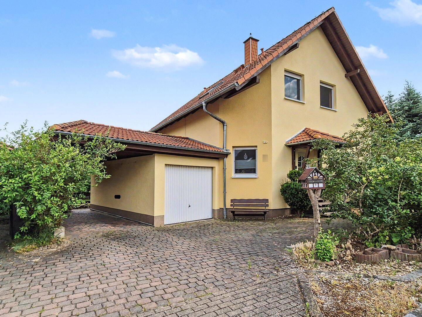 Einziehen und Wohlfühlen: Modernisiertes Einfamilienhaus mit ca. 178 m² Wohnfläche in Hecklingen, 39444 Hecklingen