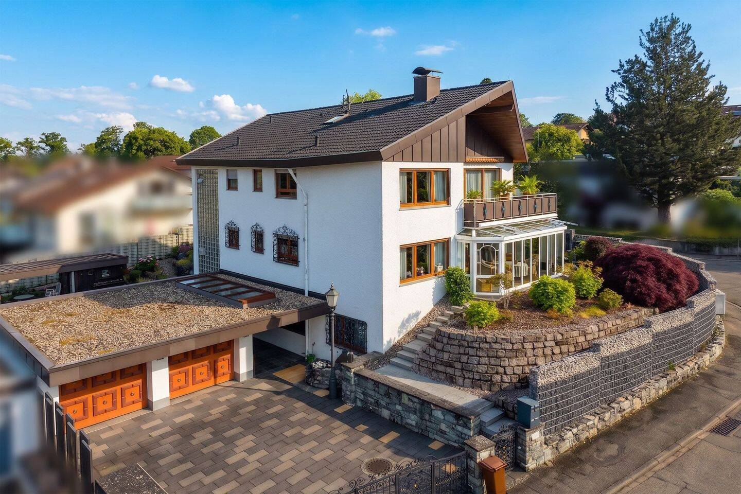 Charmantes Zweifamilienhaus mit gepflegter Gartenanlage und vermieteter Wohneinheit, 76532 Baden-Baden