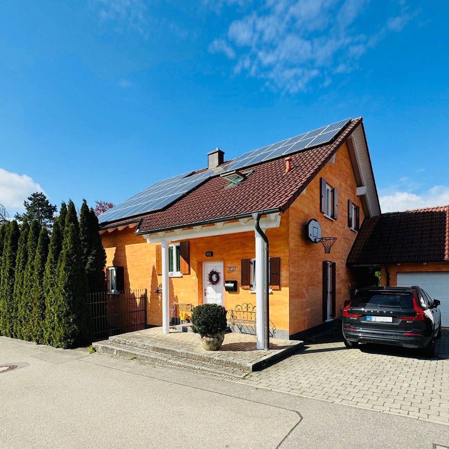Stilvolles Wohnen in Tiefenbach: Großzügiges Haus mit Garten, Pool, Sauna und PV-Anlage, 84184 Tiefenbach