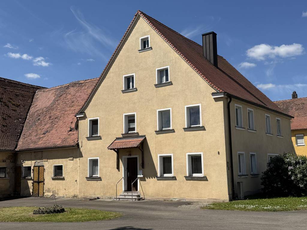 Fränkischer Drei-Seiten-Bauernhof mit Nebengebäuden, 91611 Lehrberg