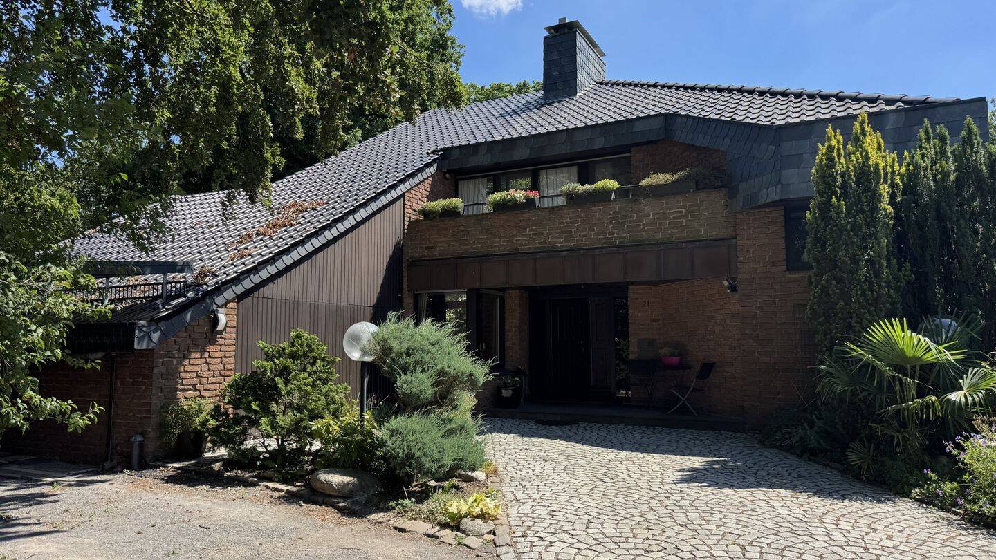 Krefeld – Hüls – großzügiges Einfamilienhaus in guter Wohnlage mit Garage und schön angelegtem Garten, 47839 Krefeld (Hüls Hülser Berg Inrath/Kliedbruch)