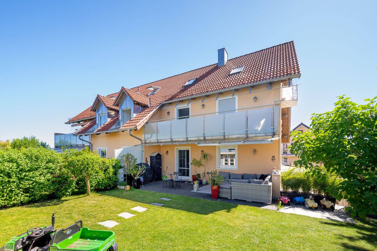 Seltene Investmentchance – 5 Wohneinheiten, 81.152 € Jahresmiete und unverbaubarer Weitblick, 85457 Wörth