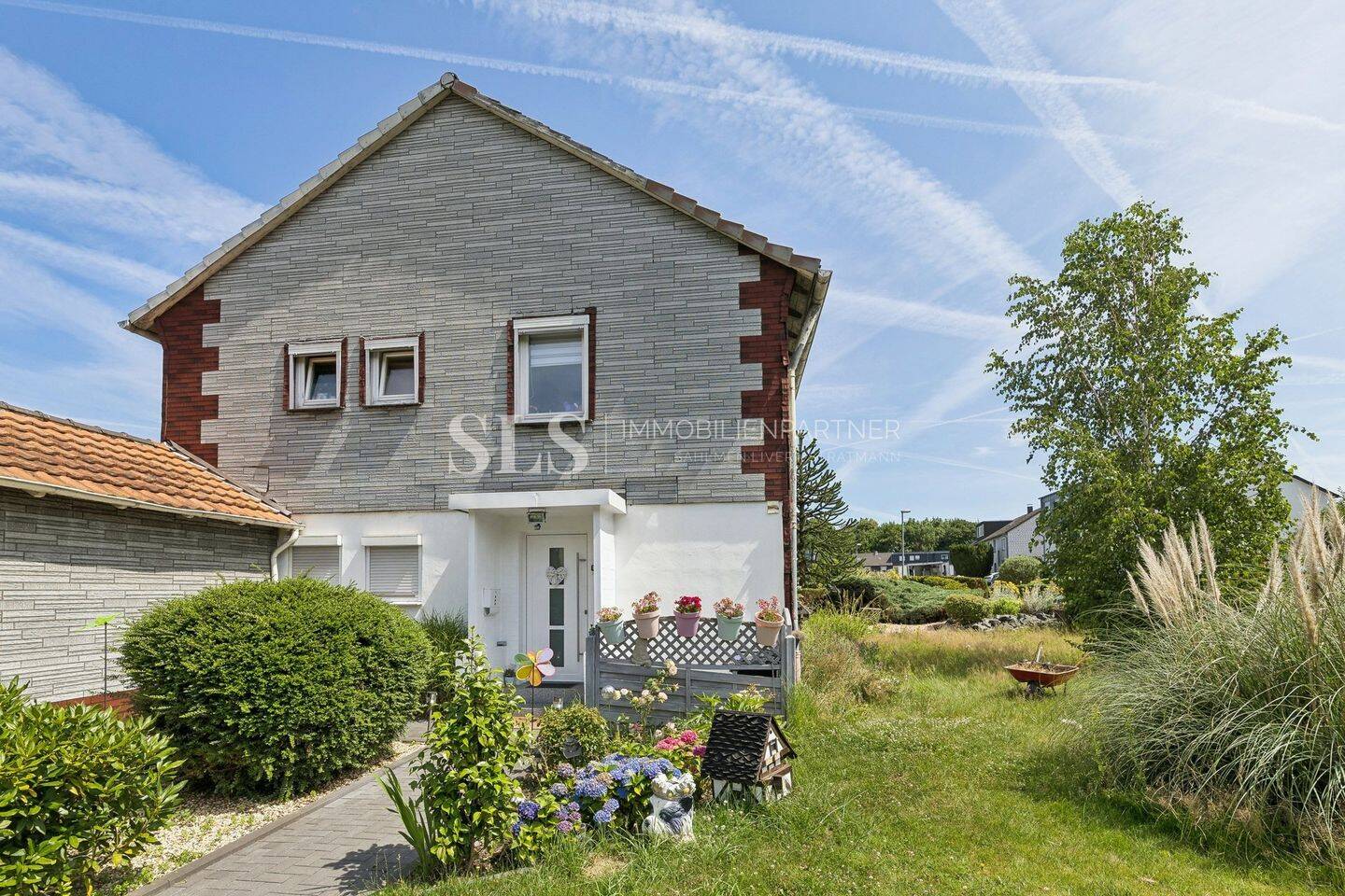Doppelhaushälfte mit zwei vermieteten Wohnungen und großem Grundstück, 44892 Bochum (Langendreer)